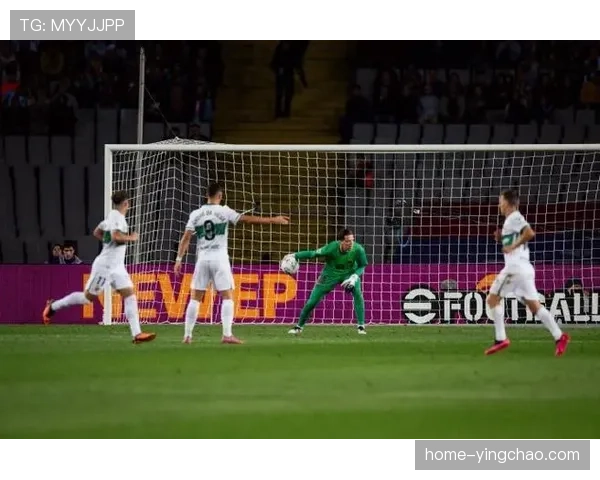 埃尔切球员拉法米尔单刀破门 成功突破巴萨越位陷阱